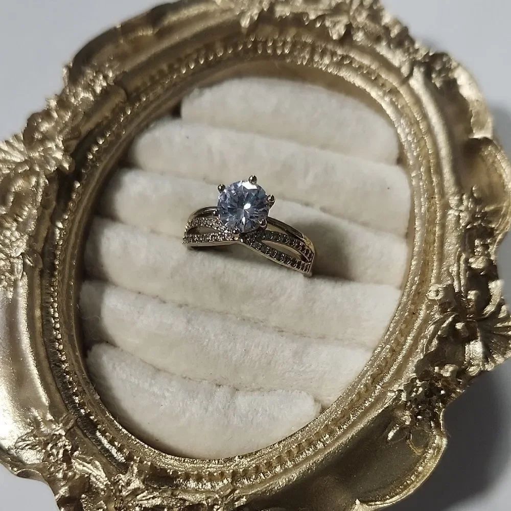 Elegant Gold Tone Women's Ring Size 8